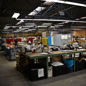 Верстаки сборочного цеха старой фабрики